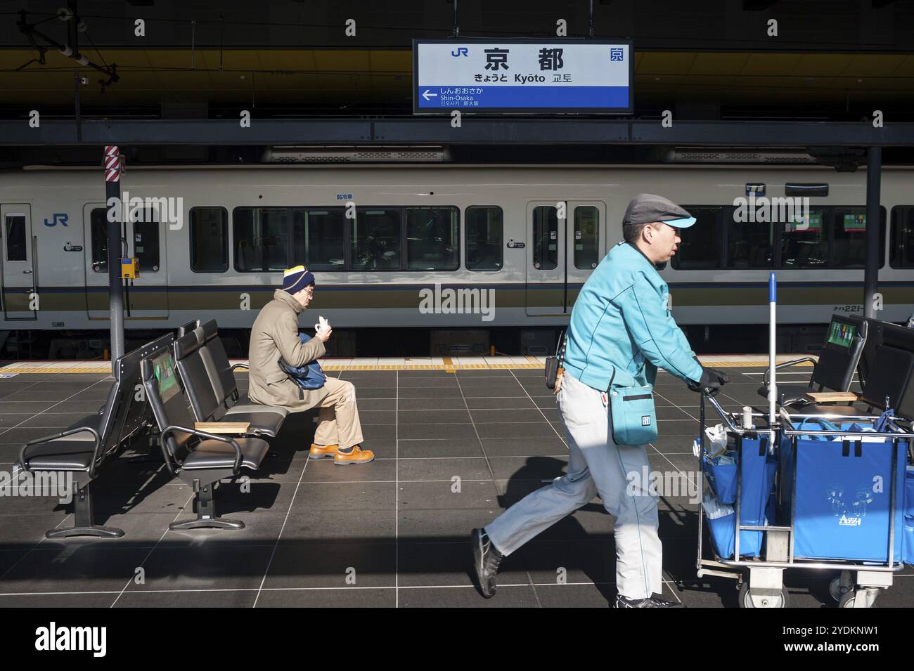 23. Dezember 2017, Kyoto, Japan, Asien, Wartebereich auf einem Bahnsteig am Kyoto Central Station, Asien Stockfoto