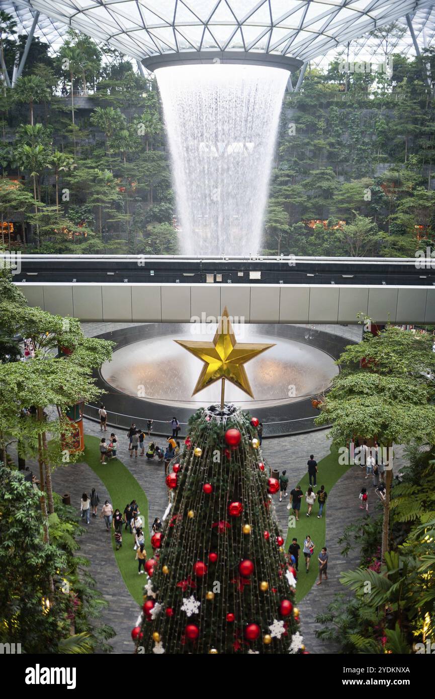 08.12.2020, Singapur, Republik Singapur, Asien, Ein geschmückter Weihnachtsbaum steht inmitten der globalen Coronavirus-Pandemie (COVID-19) im Shiseido Stockfoto