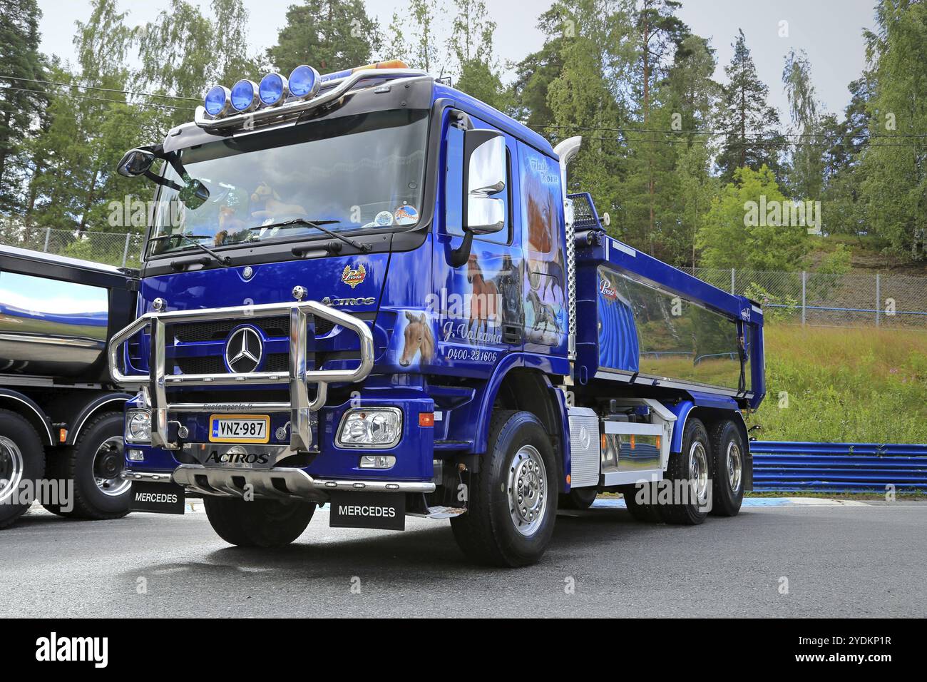 HAMEENLINNA, FINNLAND, 16. JULI 2016: Kundengebundenes blaues Mercedes-Benz Actros Kipper Truck Flash Horse mit Airbrush-Gemälden von Pferdemotiven auf Tawastia Stockfoto