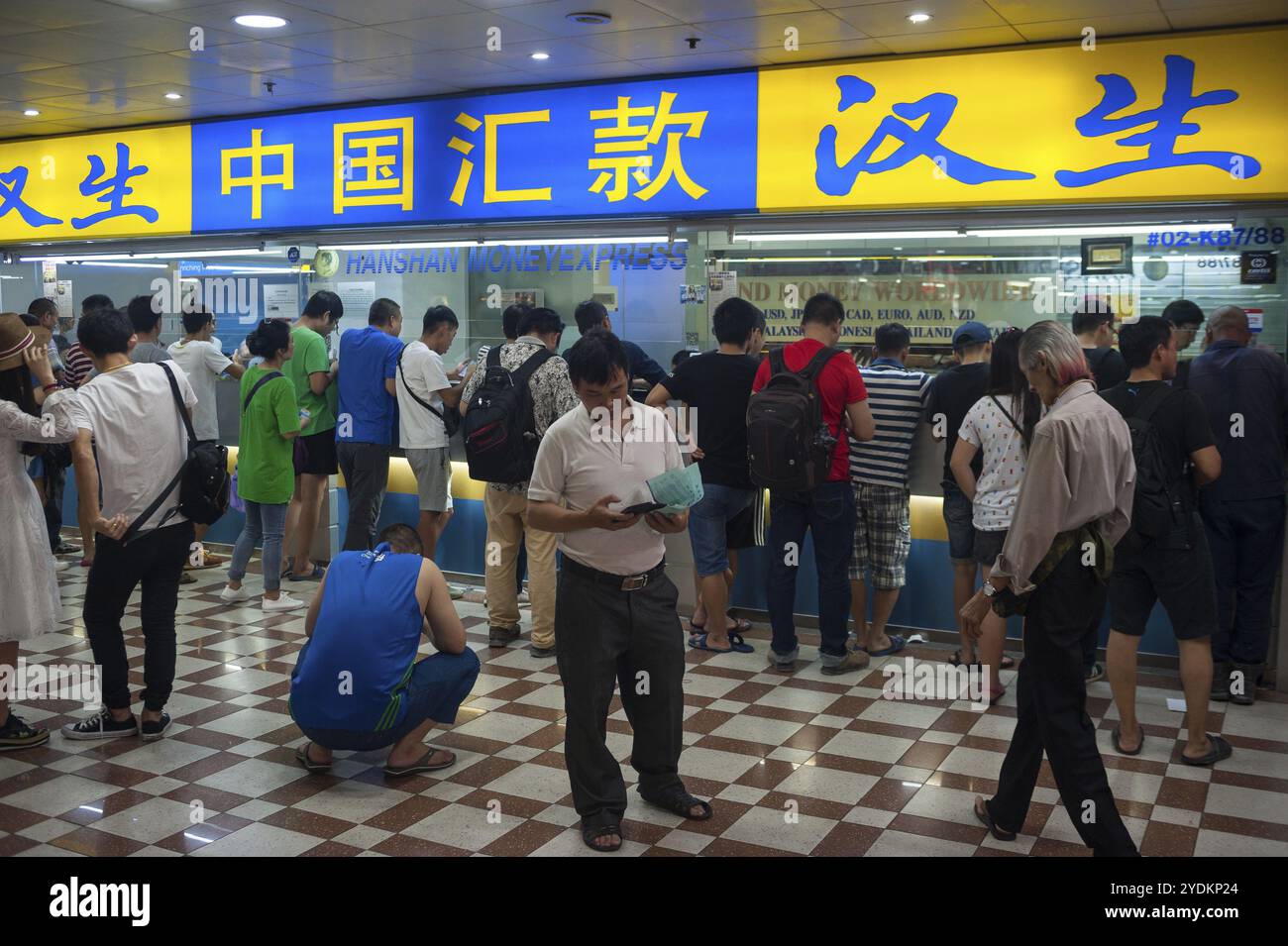19.11.2017, Singapur, Republik Singapur, Asien, Menschen stehen vor einem Schalter in einem Einkaufszentrum in Chinatown an, um Geld nach Asien zu schicken Stockfoto