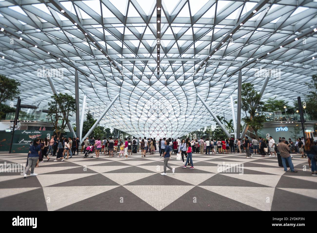 28.04.2019, Singapur, Republik Singapur, Asien, Besucher des neuen Jewel Terminals am Changi International Airport. Das Design stammt vom Bogen Stockfoto