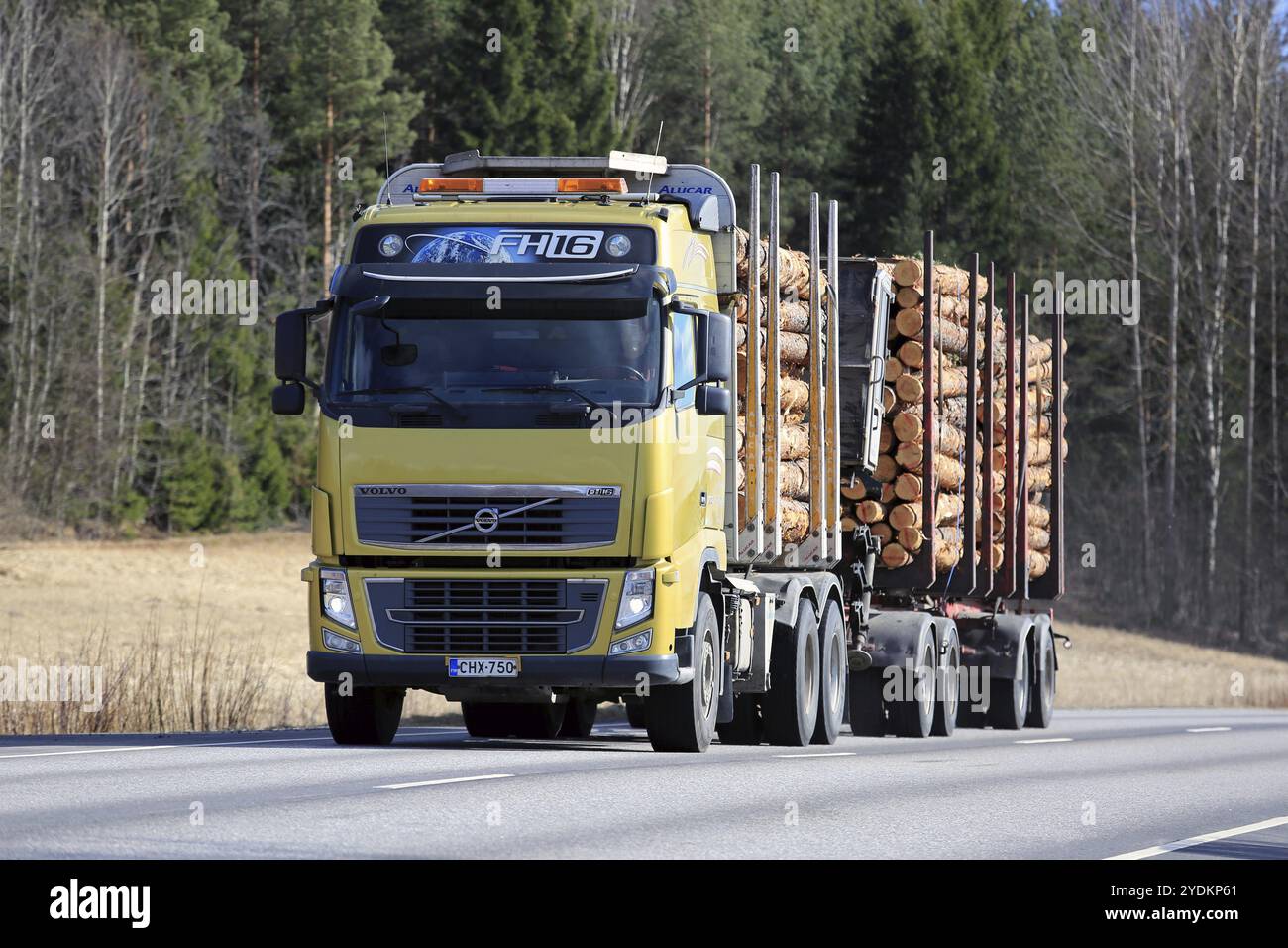 SALO, FINNLAND, 21. APRIL 2017: Gelber Volvo FH16-Holzfäller transportiert im Frühjahr eine Ladung Kiefernholz entlang der Autobahn Stockfoto