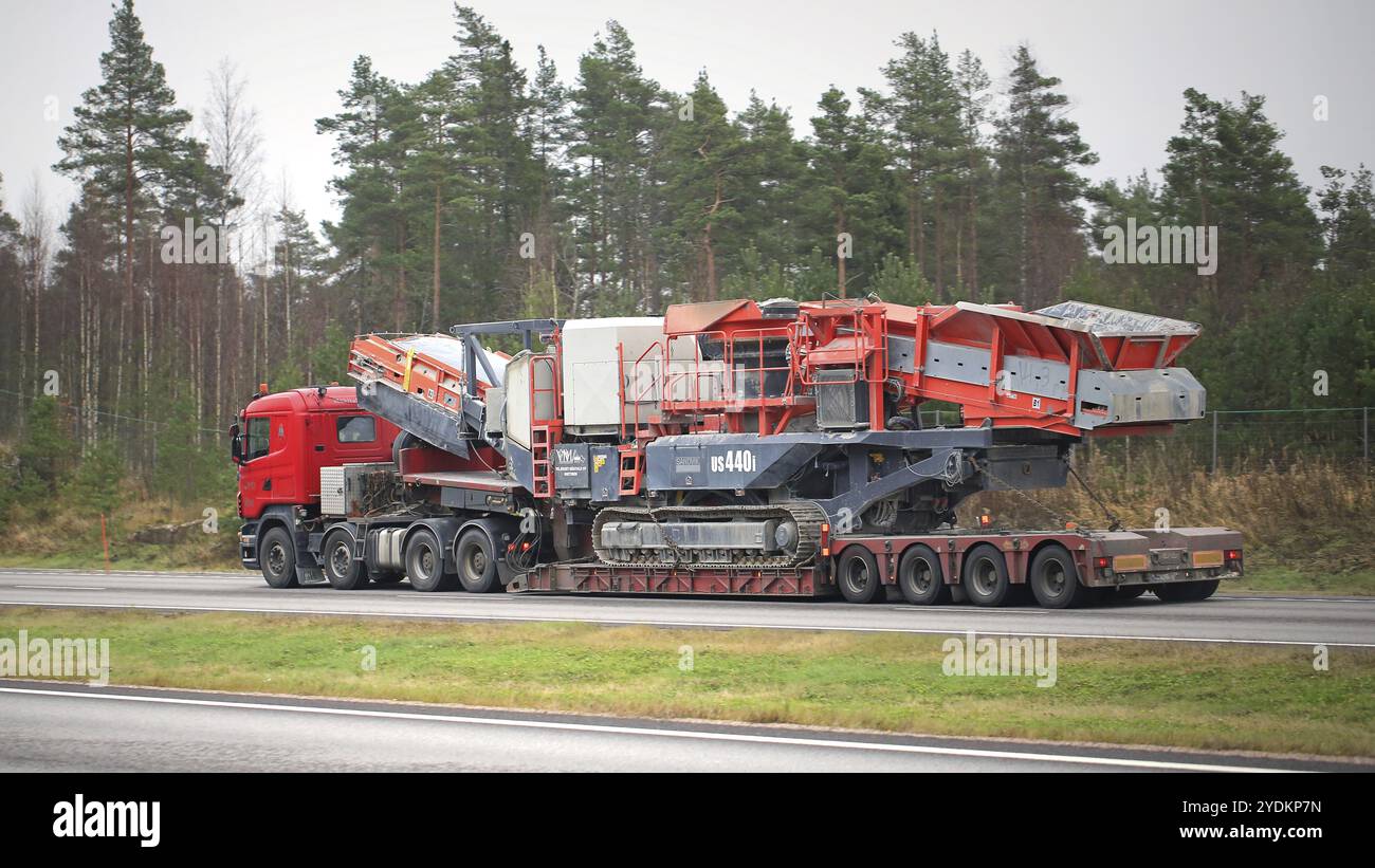 PAIMIO, FINNLAND ? 1. NOVEMBER 2015: Scania R620 fährt Sandvik US440i Mobile Kegelbrecher. Der robuste Kegelbrecher ist für die Anforderungen von ausgelegt Stockfoto