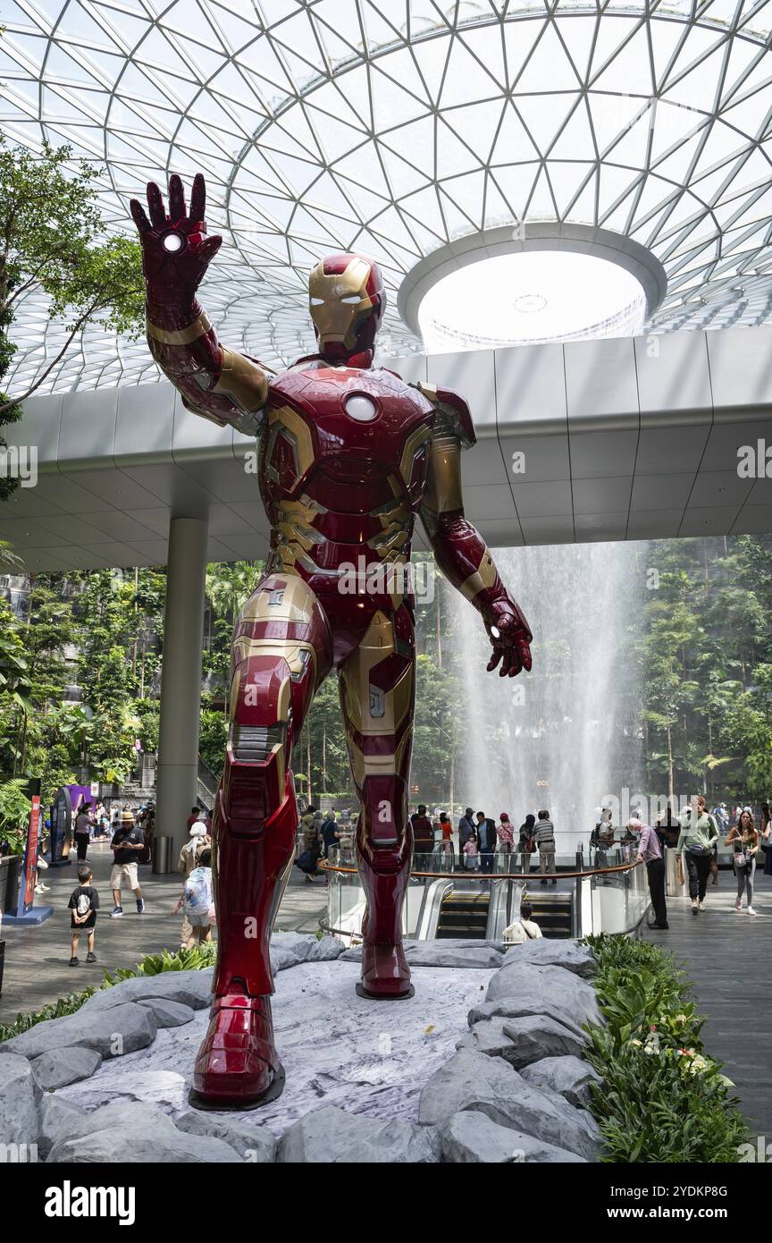 31.07.2023, Singapur, Republik Singapur, Asien, Besucher und Flugreisende im Indoor Garden des Shiseido Forest Valley mit dem Regenvorte Stockfoto
