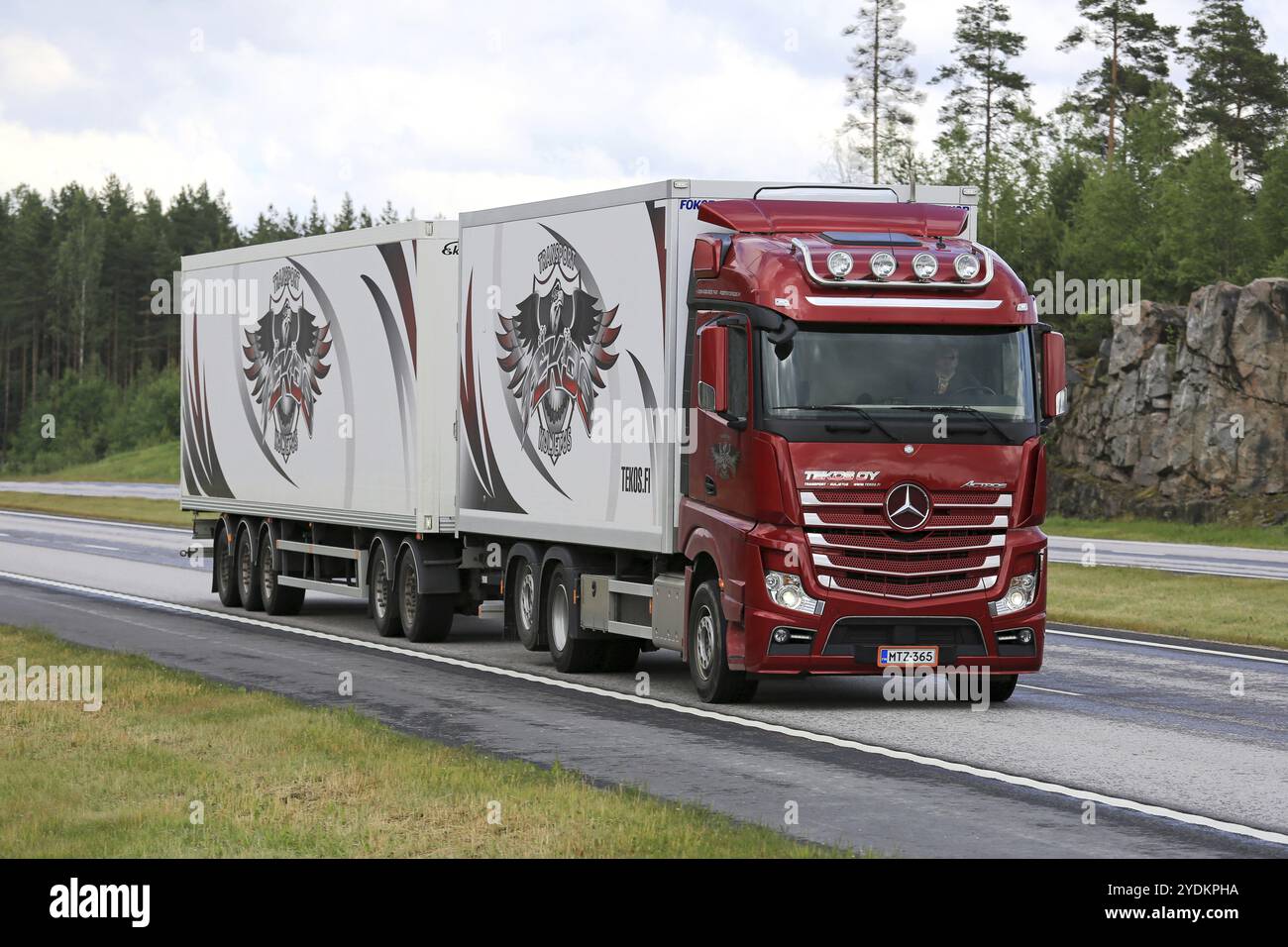 PAIMIO, FINNLAND, 17. JUNI 2016: Der rote Mercedes-Benz Actros Lastwagen von Tekos Oy transportiert im Sommer Güter auf der Autobahn Stockfoto