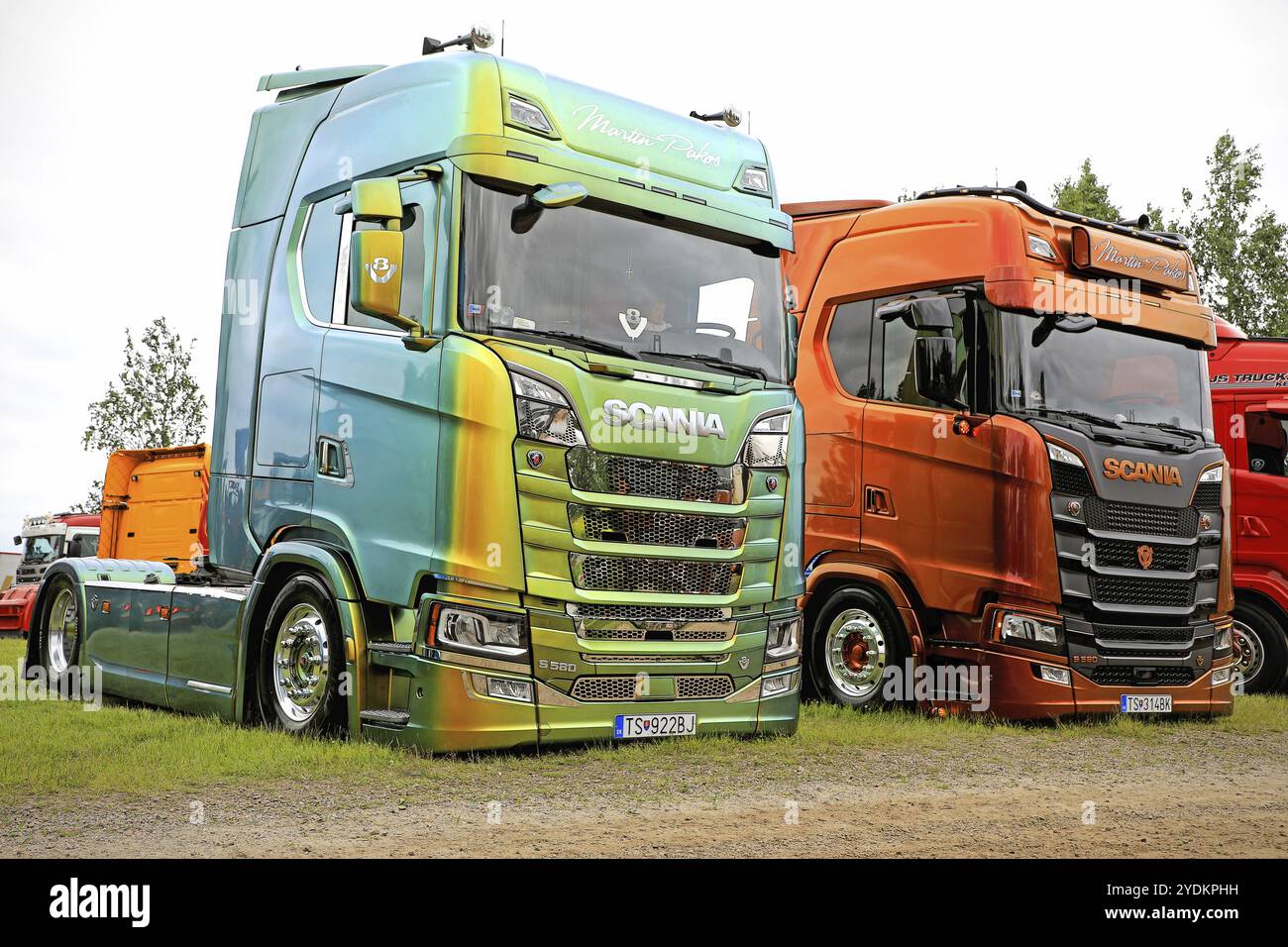 LOVIISA, FINNLAND, 1. JULI 2017: Zwei wunderschön angepasste Scania S580 Super Trucks der nächsten Generation von Martin Pakos auf Riverside Truck Meet Stockfoto