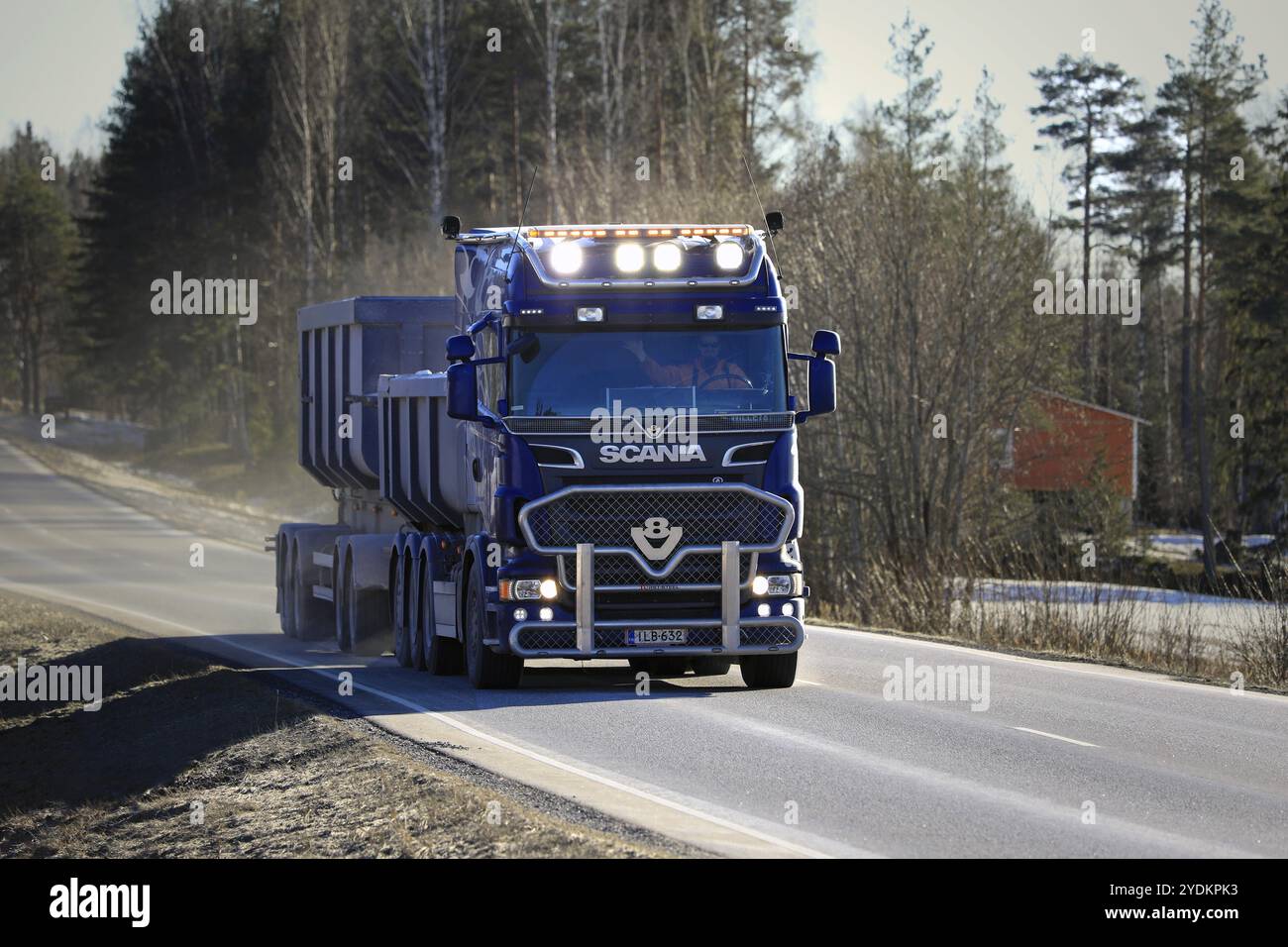 Salo, Finnland, 1. März 2019. Der maßgeschneiderte Scania V8-Muldenkipper transportiert im Frühjahr eine Ladung Kalkstein auf der Landstraße, Fernlicht ist vorübergehend eingeschaltet, EUR Stockfoto