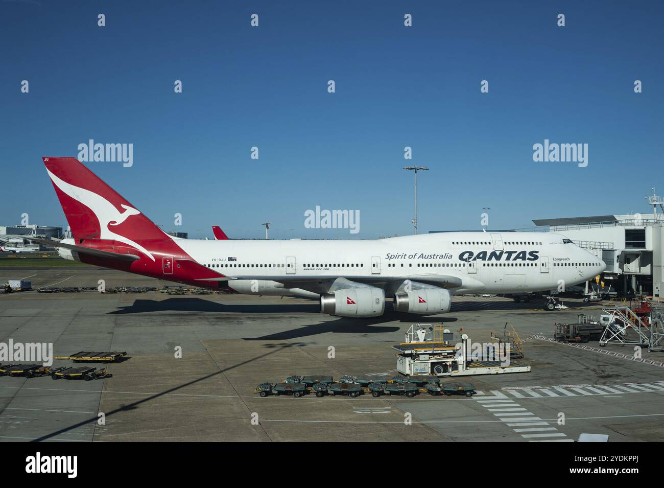 28.09.2019, Sydney, New South Wales, Australien, Ein Passagierflugzeug der Qantas Boeing 747-400 parkt am Flugsteig des Kingsford Smith International Airport. Stockfoto
