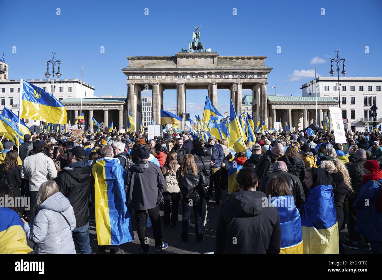 24.02.2024, Berlin, Deutschland, Europa, rund 5000 Menschen nehmen an einer friedlichen proukrainischen Protestkundgebung zum zweiten Jahrestag der Ruß Teil Stockfoto