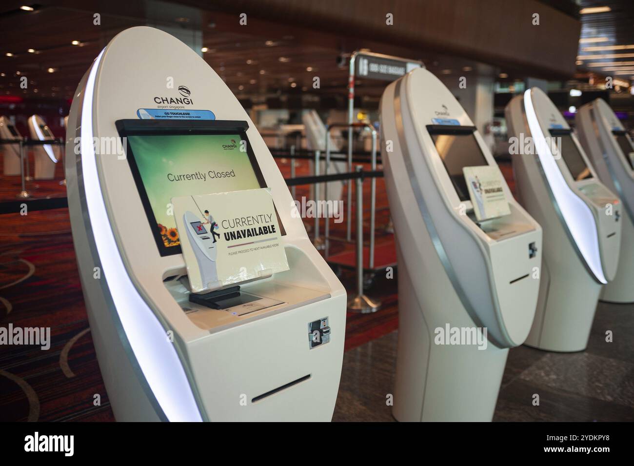 08.12.2020, Singapur, Republik Singapur, Asien, Check-in-Automaten in Terminal 1 des internationalen Flughafens Changi sind derzeit geschlossen und nicht verfügbar Stockfoto