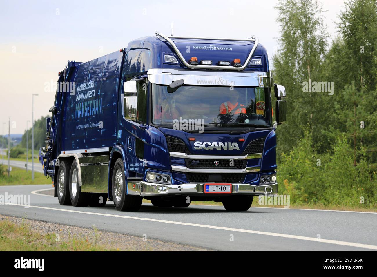 LEMPAALA, FINNLAND, 9. AUGUST 2018: Neuer Scania Garbage Truck von L&T auf dem Weg zur führenden Trucking-Veranstaltung Power Truck Show 2018, Finnland. Gutschrift: Ta Stockfoto