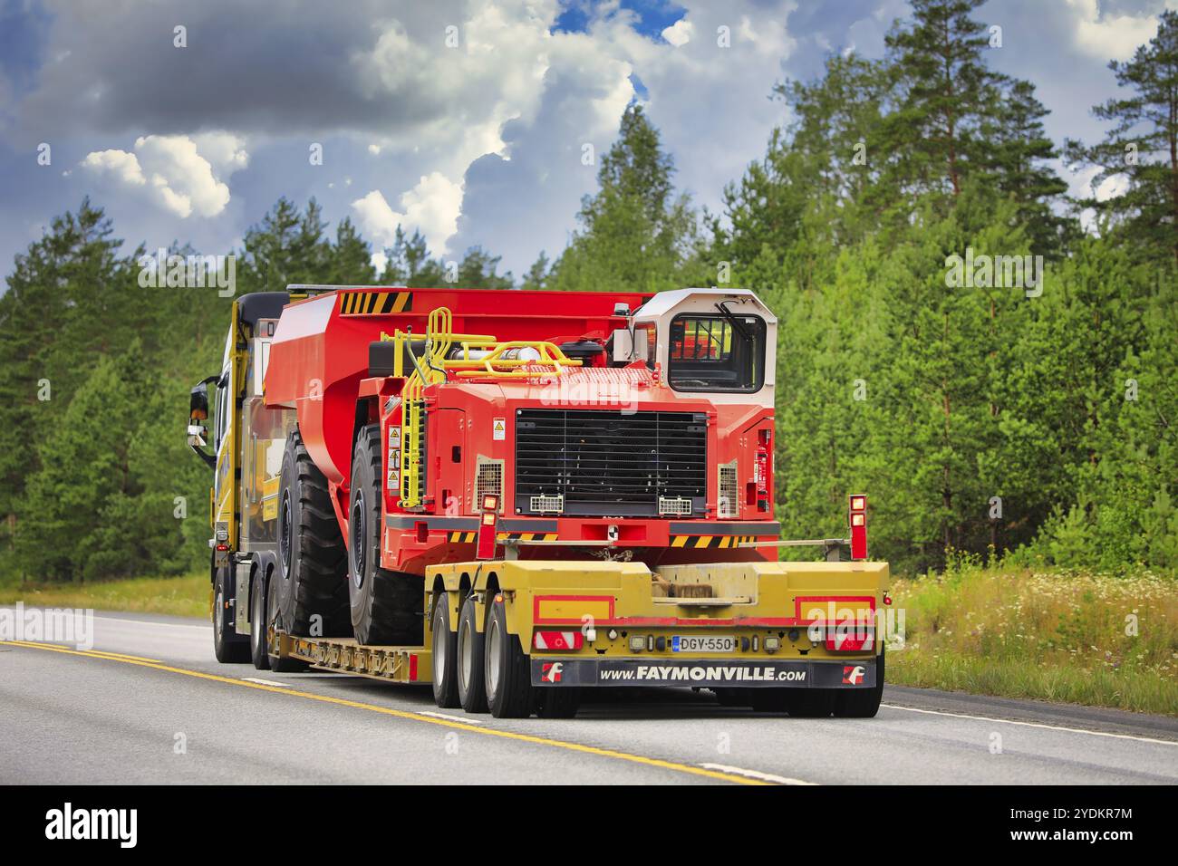 Der gelbe Volvo FH16 Sattelauflieger Mantyla E&E Ky transportiert Sandvik Untertage-Lkw für Bergbauarbeiten auf der Autobahn 25. Raasepori, Finnland. Juli 2020 Stockfoto