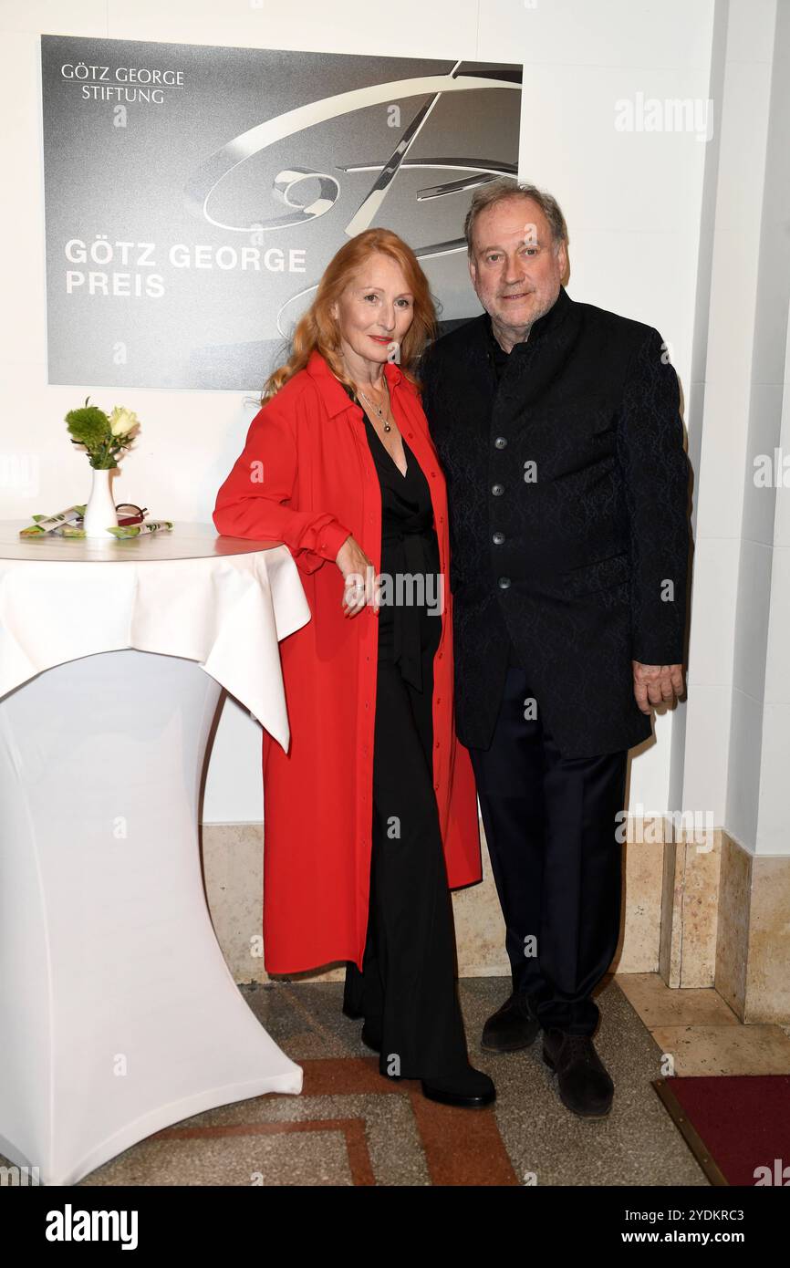 Birgitt Wolff und Harold Faltermeyer bei der VerLEIHUNG GÖTZ GEORGE PREIS 2024 im Haus der Kaiserin-Friedrich-Stiftung in Berlin am 26.10.2024 *** Birgitt Wolff und Harold Faltermeyer bei der PREISVERLEIHUNG DES GÖTZ-GEORGE-PREISES 2024 im Haus der Kaiserin Friedrich Stiftung in Berlin am 26 10 2024 Stockfoto