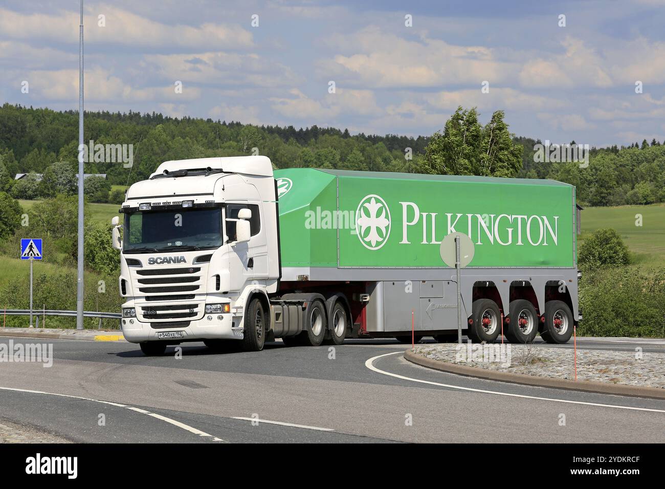 Weißer Scania R560 Lkw und Pilkinton Glasanhänger an Straßenkreuzung an einem Sommertag in Salo, Finnland, 2. Juni 2018, Europa Stockfoto