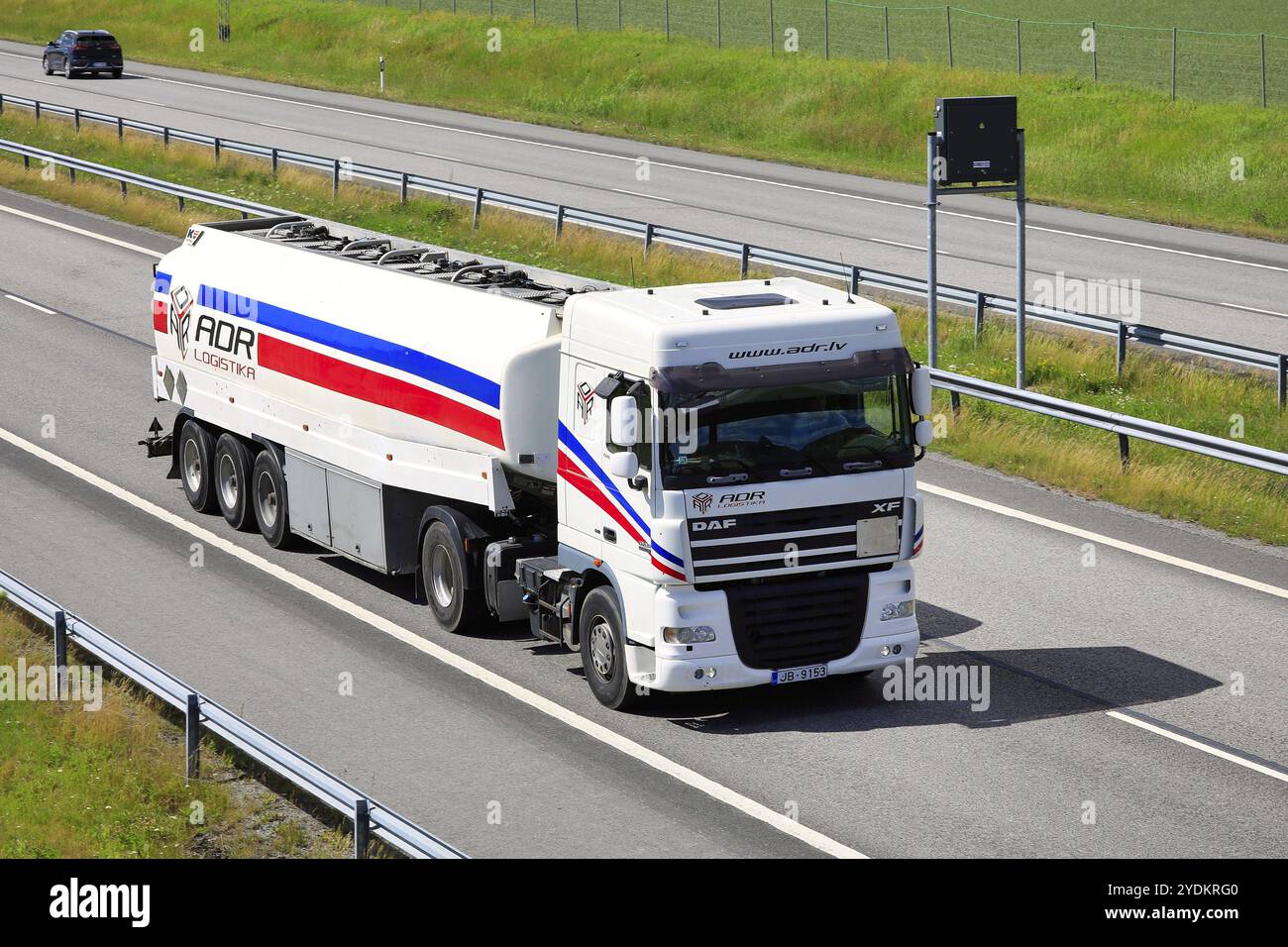 Weißer DAF XF 105,450 Sattelschlepper ADR Logistica bei Geschwindigkeit auf Autobahn 1. Salo, Finnland. Juli 2020 Stockfoto