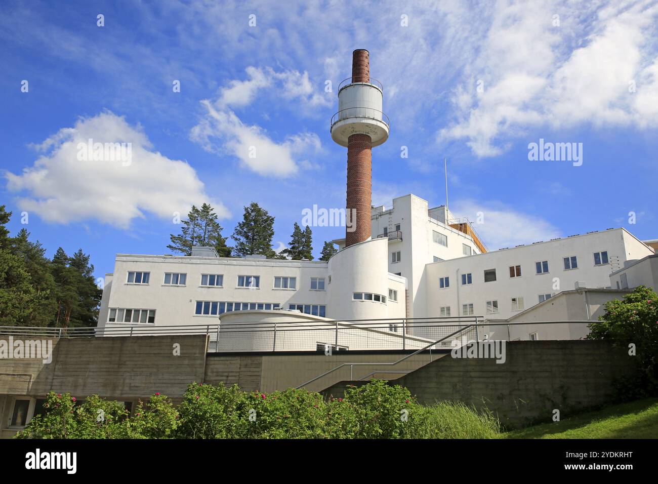 Paimio Sanatorium, entworfen von dem finnischen Architekten Alvar Aalto und fertiggestellt 1933 an einem sonnigen Sommertag. Paimio, Finnland. Juni 2019 Stockfoto