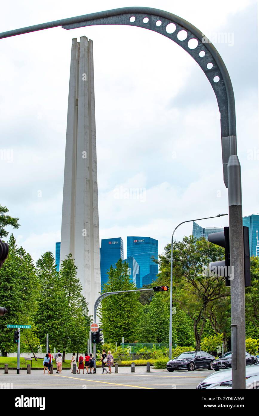 Das Denkmal für die zivilen Opfer der japanischen Besatzung, das Civilian war Memorial, eingerahmt von einer gekrümmten Straßenlaterne in Singapur Stockfoto