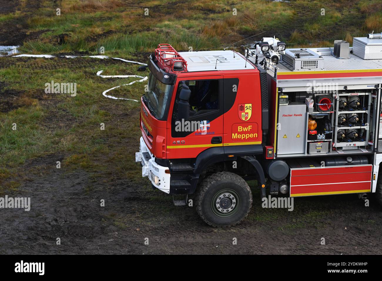 Großübung der Bundeswehr-Feuerwehr. Einsatzfahrzeuge der Bundeswehr stehen für die Wasserversorgung am Rande vom Moorgebiet. Die Bundeswehr-Feuerwehr Meppen hat gemeinsam mit zwölf Anrainerfeuerwehren sowie Kräften des örtlichen Technischen Hilfswerks und des Deutschen Roten Kreuzes eine Großübung auf dem Gelände der Wehrtechnischen Dienststelle für Waffen und Munition WTD 91 in Meppen durchgefüht. Meppen Niedersachsen Deutschland *** Hauptübung der Bundeswehr Feuerwehr Rettungsfahrzeuge der Bundeswehr stehen für die Wasserversorgung am Rande des Moorlandes G Stockfoto