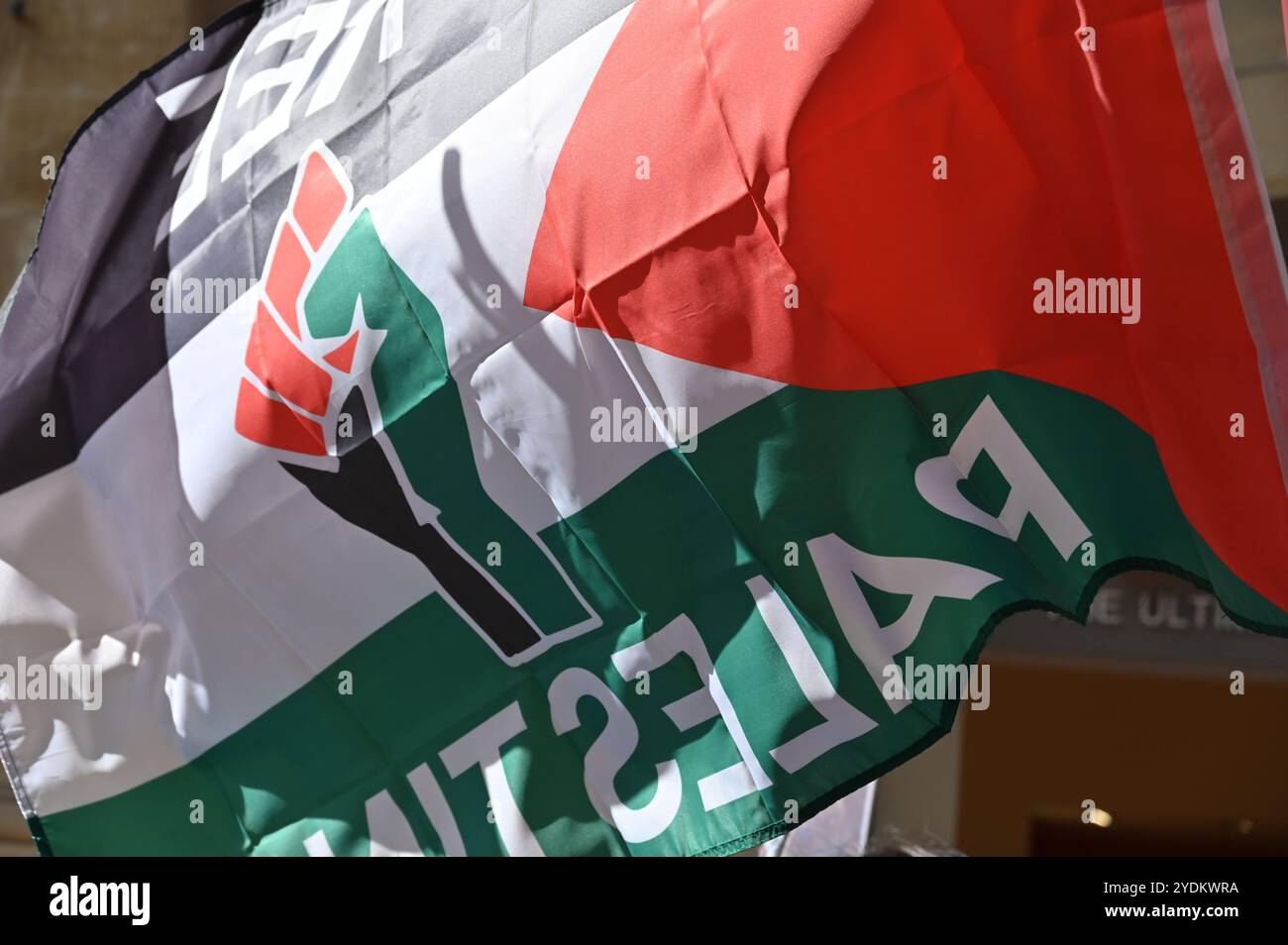 Valletta, Malta - 6. Oktober 2024: Palästinensische Flagge mit geballter Faust bei einer Demonstration gegen die Aktionen des israelischen Militärs. Stockfoto
