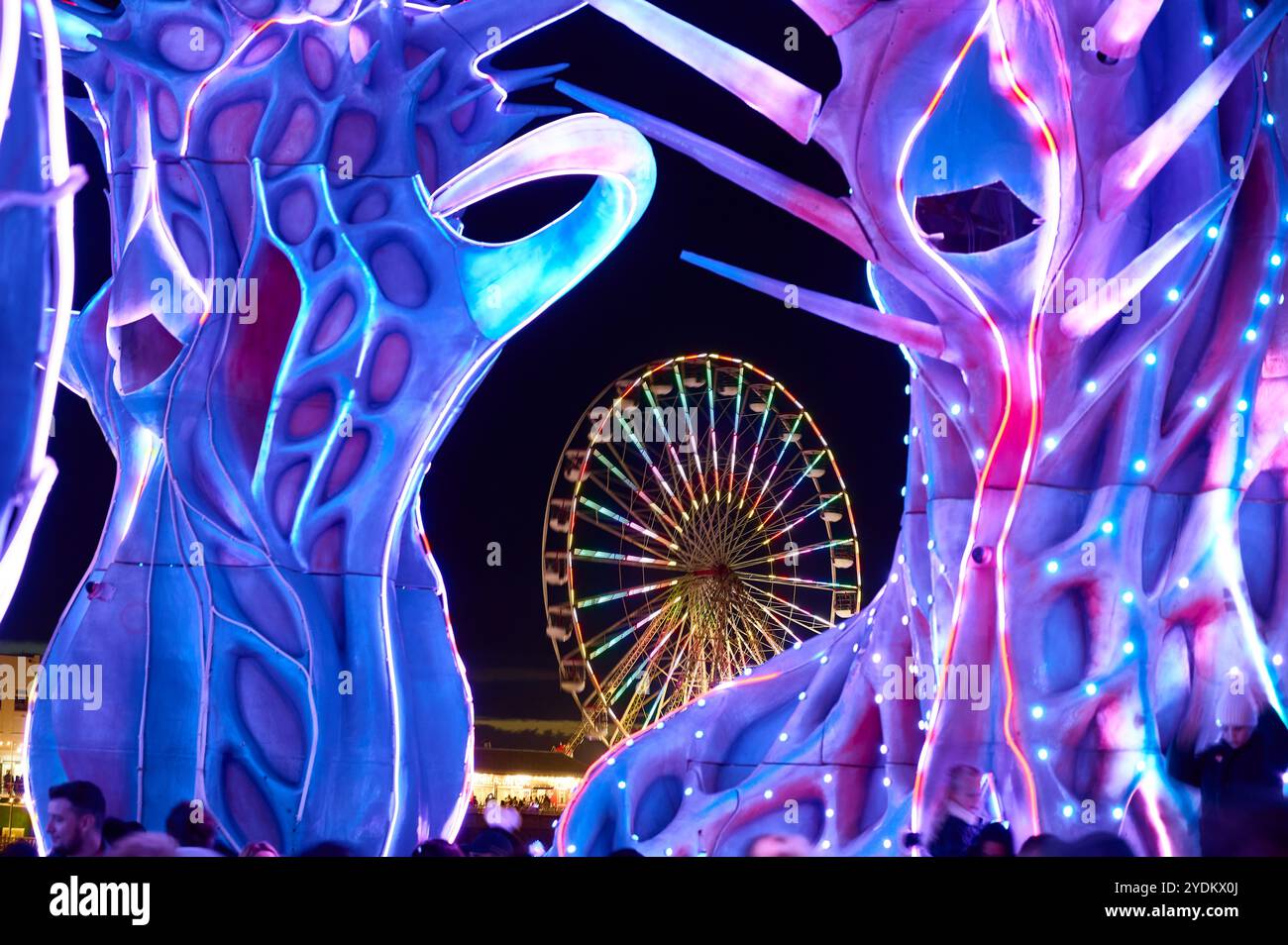 Das Lightpool Festival findet jährlich während der Blackpool Illumination während der Halbzeit Schulferien statt. Odyssey und das Riesenrad am Central Pier Stockfoto