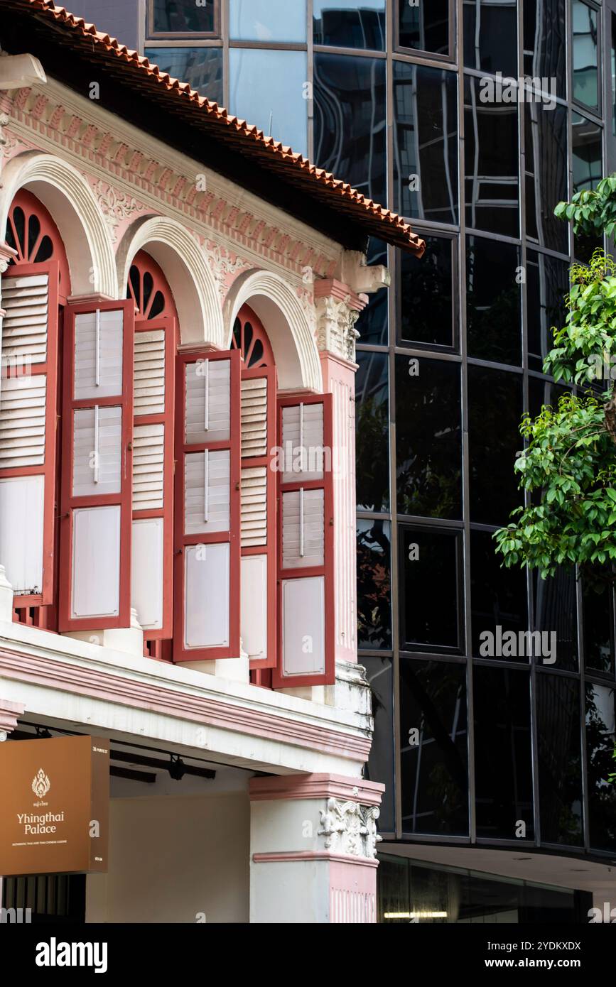 Die obere Etage der normalerweise zweistöckigen Shophouses, ein traditioneller Händler- und Restaurantunterkunft in Singapur Stockfoto