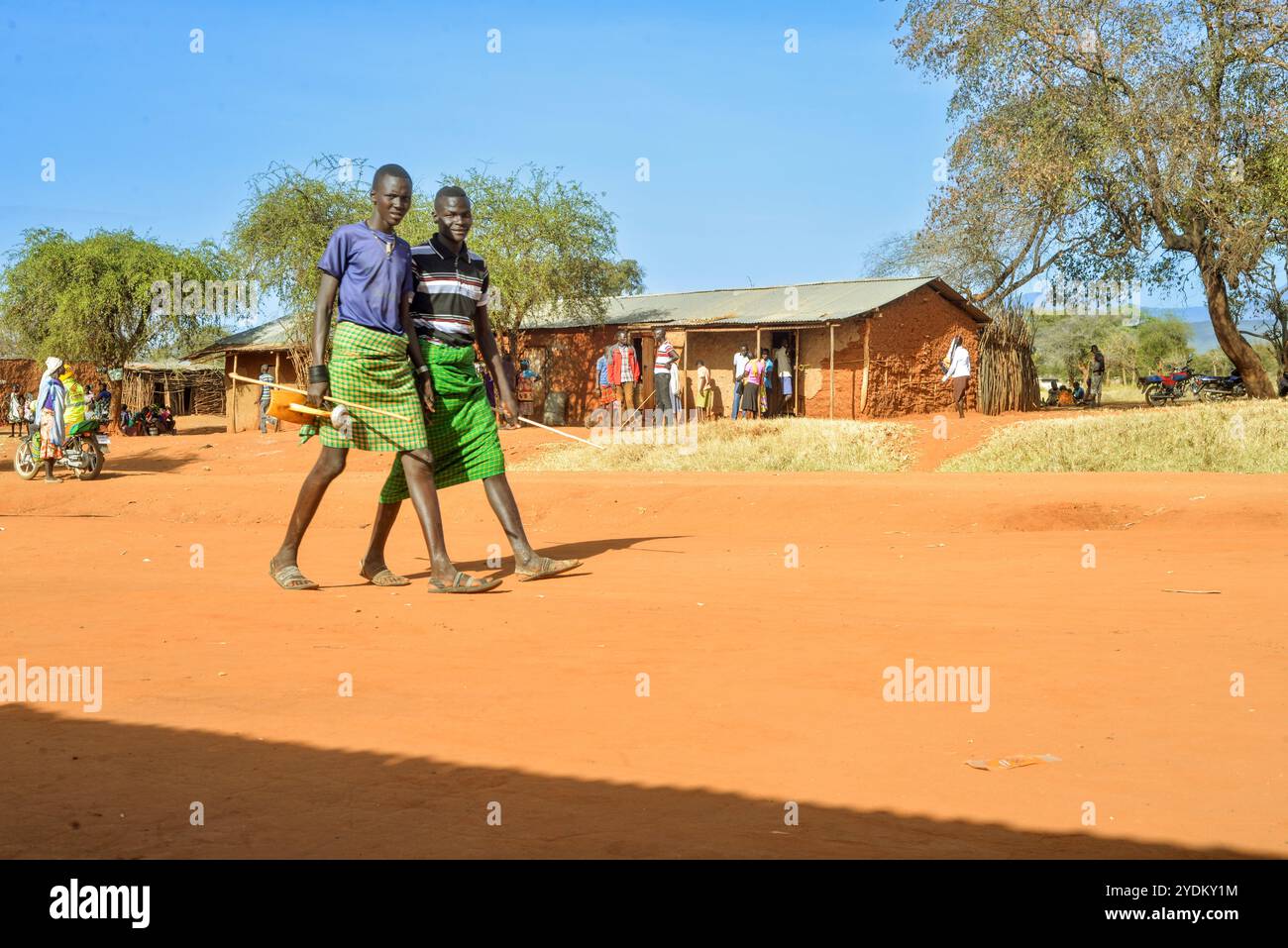 Pokot-Männer laufen durch ein Handelszentrum in Amudat Karamoja, Uganda Stockfoto
