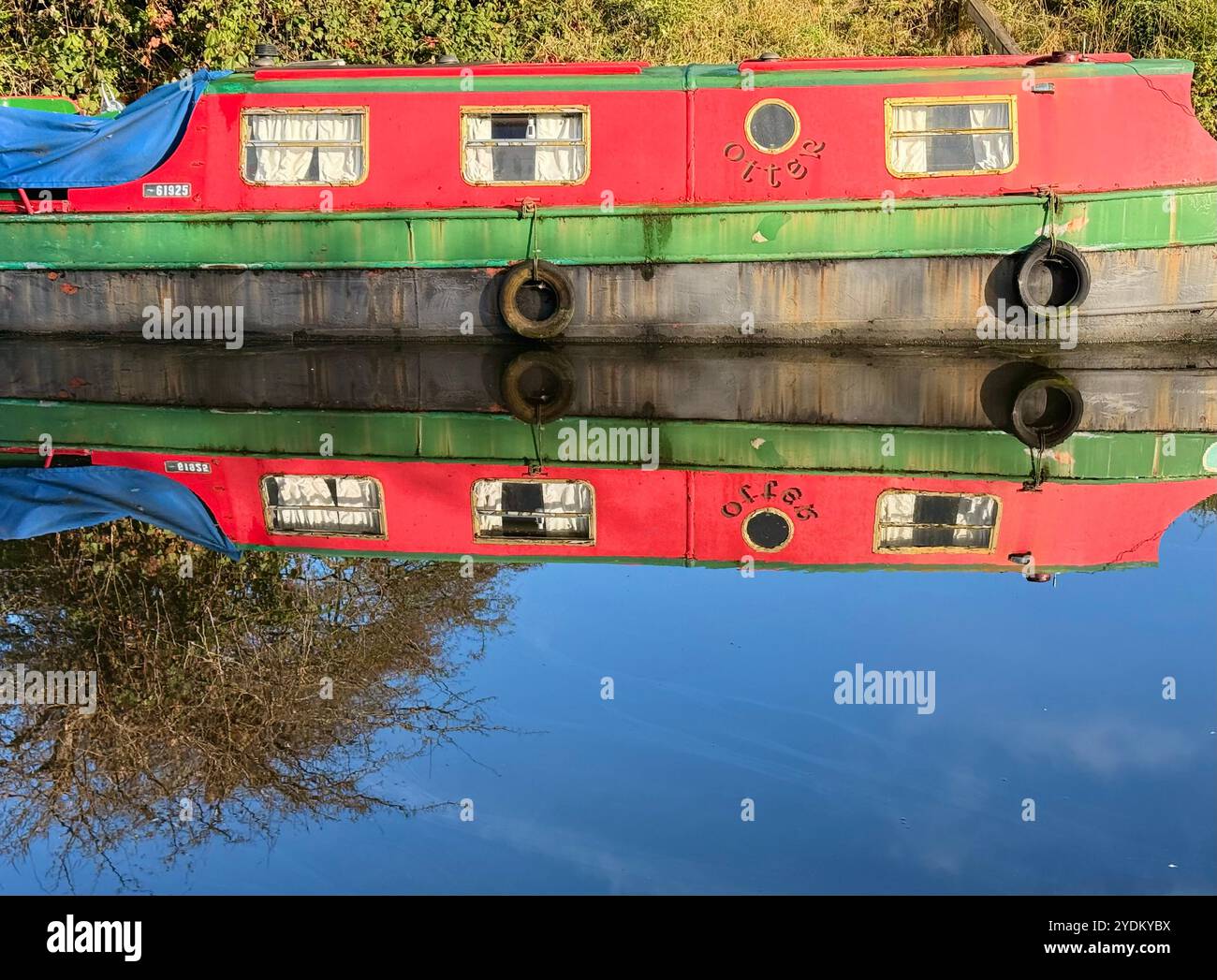 Reflexionen des schmalen Bootes im Kanal auf dem Leeds und dem Liverpool Kanal bei Adlington bei Chorley, Lancashire Stockfoto
