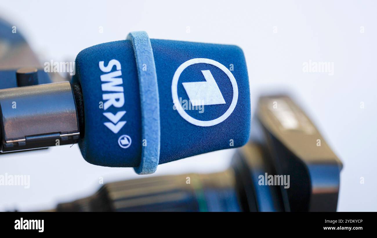 Deutschland, Stuttgart, 1. Bundesliga, Fußball, VfB Stuttgart - Holstein Kiel, MHP Arena, 26. Oktober 2024, Ligaspiel, 8. Spieltag Männer, Staffel 2024/25, im Bild: Mikrofon, öffentlich-rechtlicher Rundfunk, ARD, das erste, SWR, DFL-VORSCHRIFTEN VERBIETEN DIE VERWENDUNG VON FOTOS ALS BILDSEQUENZEN UND/ODER QUASI-VIDEO. Quelle: HMB Media/Heiko Becker/Alamy Live News Stockfoto