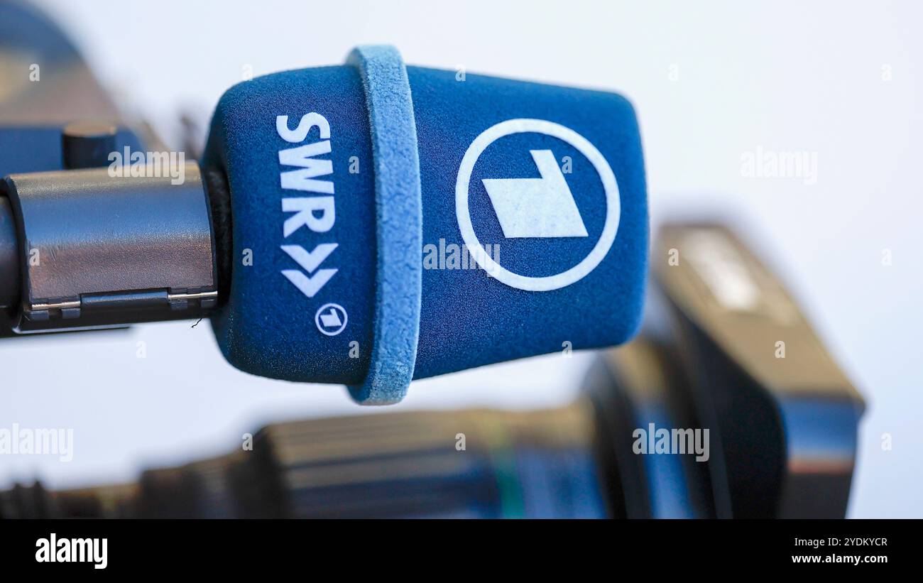 Deutschland, Stuttgart, 1. Bundesliga, Fußball, VfB Stuttgart - Holstein Kiel, MHP Arena, 26. Oktober 2024, Ligaspiel, 8. Spieltag Männer, Staffel 2024/25, im Bild: Mikrofon, öffentlich-rechtlicher Rundfunk, ARD, das erste, SWR, DFL-VORSCHRIFTEN VERBIETEN DIE VERWENDUNG VON FOTOS ALS BILDSEQUENZEN UND/ODER QUASI-VIDEO. Quelle: HMB Media/Heiko Becker/Alamy Live News Stockfoto