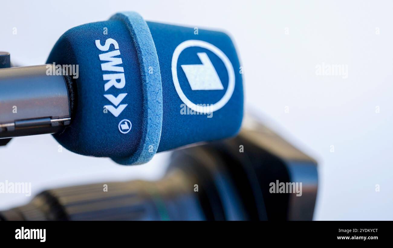 Deutschland, Stuttgart, 1. Bundesliga, Fußball, VfB Stuttgart - Holstein Kiel, MHP Arena, 26. Oktober 2024, Ligaspiel, 8. Spieltag Männer, Staffel 2024/25, im Bild: Mikrofon, öffentlich-rechtlicher Rundfunk, ARD, das erste, SWR, DFL-VORSCHRIFTEN VERBIETEN DIE VERWENDUNG VON FOTOS ALS BILDSEQUENZEN UND/ODER QUASI-VIDEO. Quelle: HMB Media/Heiko Becker/Alamy Live News Stockfoto