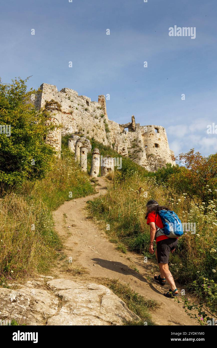 Weibliche Wanderer auf dem Weg zur Burg Spis in der Slowakei Stockfoto