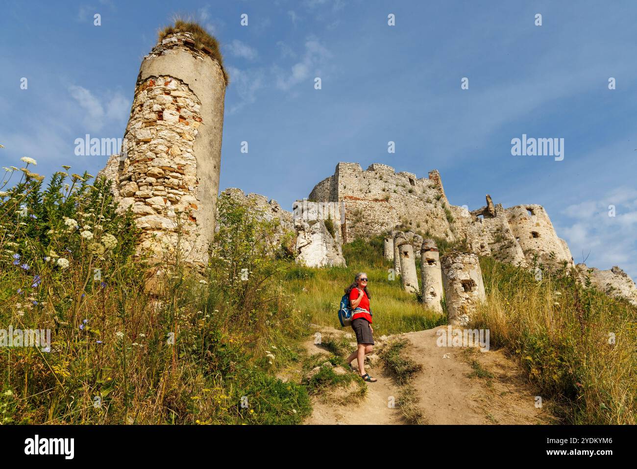 Weibliche Wanderer auf dem Weg zur Burg Spis in der Slowakei Stockfoto