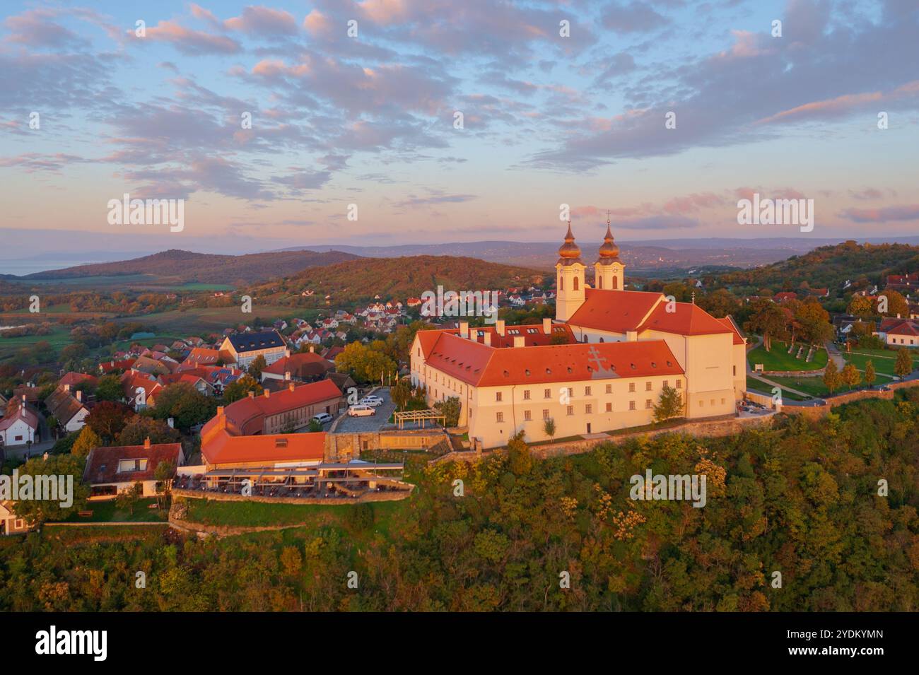 Blick auf die Skyline des berühmten Benediktinerklosters von Tihany (Tihany Abbey) mit wunderschönem farbenfrohen Himmel und Wolken bei Sonnenaufgang. Stockfoto