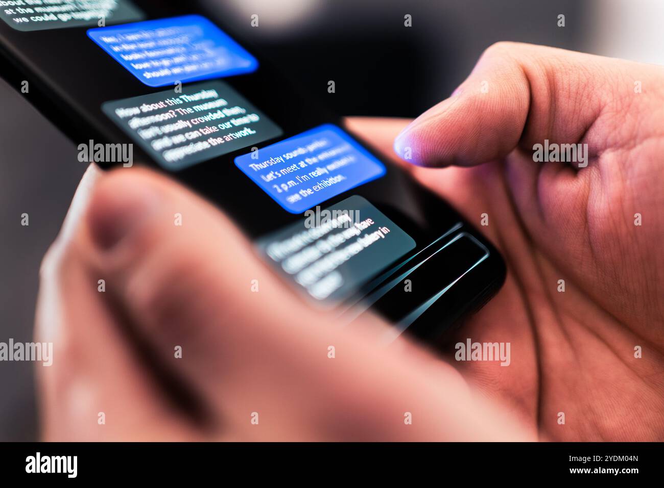 Textnachricht mit Telefon. SMS-SMS-Chat. Betrug oder Betrug auf Mobilgeräten. Communication Messenger-App. Makroaufnahme des Smartphone-Bildschirms. Nächtliches Gespräch. Stockfoto
