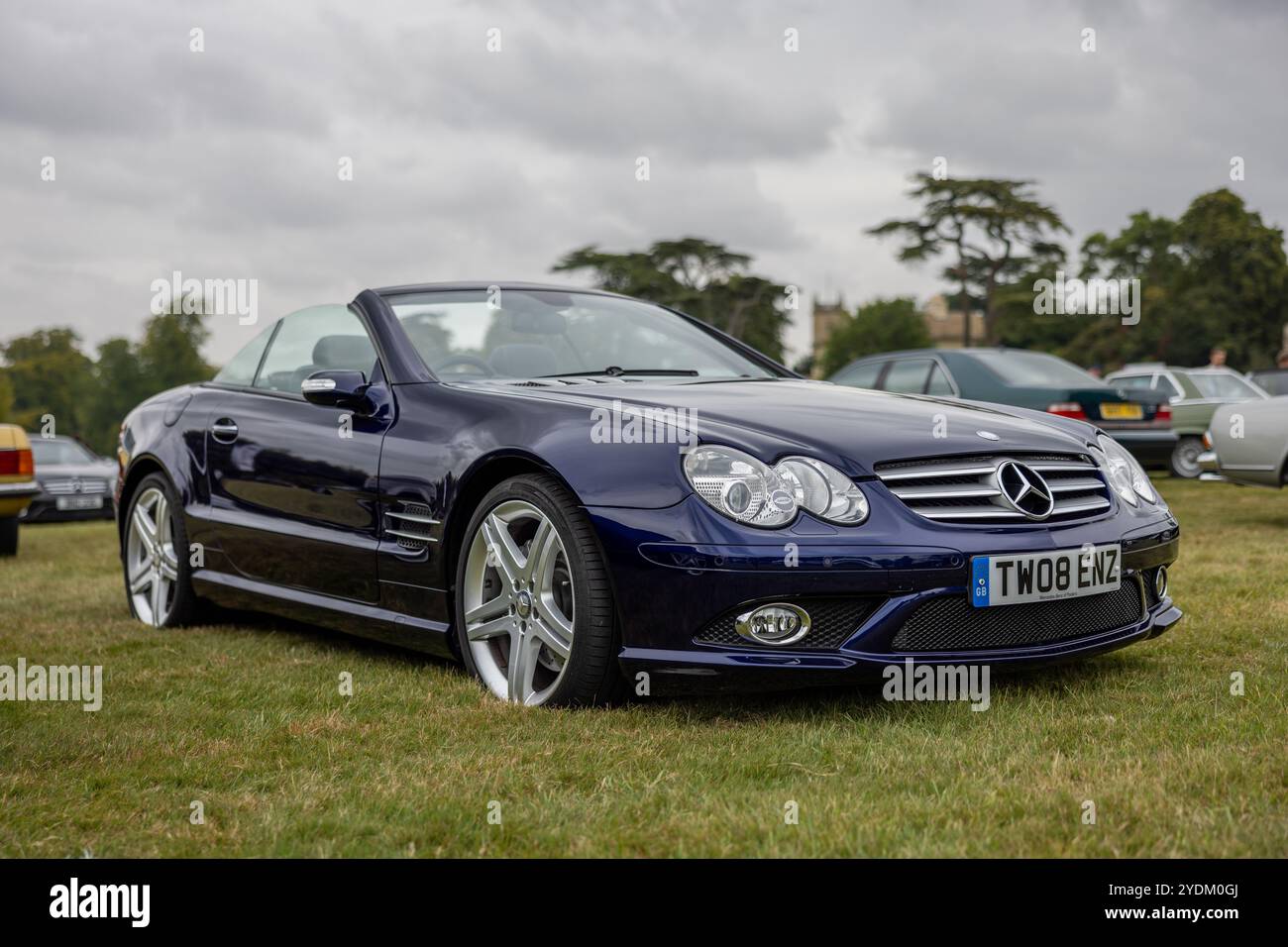 2008 Mercedes-Benz SL 500 Sports Edition auf der Automobilausstellung Salon Privé Concours d’Elégance im Schloss Blenheim. Stockfoto