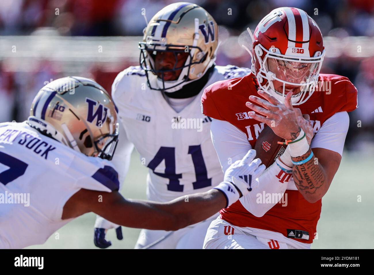 Indiana, Usa. Oktober 2024. Der Indiana Hoosiers Quarterback Tayven Jackson (2) führt einen Touchdown gegen die University of Washington während eines NCAA-Fußballspiels 2024 im Memorial Stadium in Bloomington, Indiana, durch. Die Hoosiers besiegten die Huskies 31-17. (Foto: Jeremy Hogan/SOPA Images/SIPA USA) Credit: SIPA USA/Alamy Live News Stockfoto