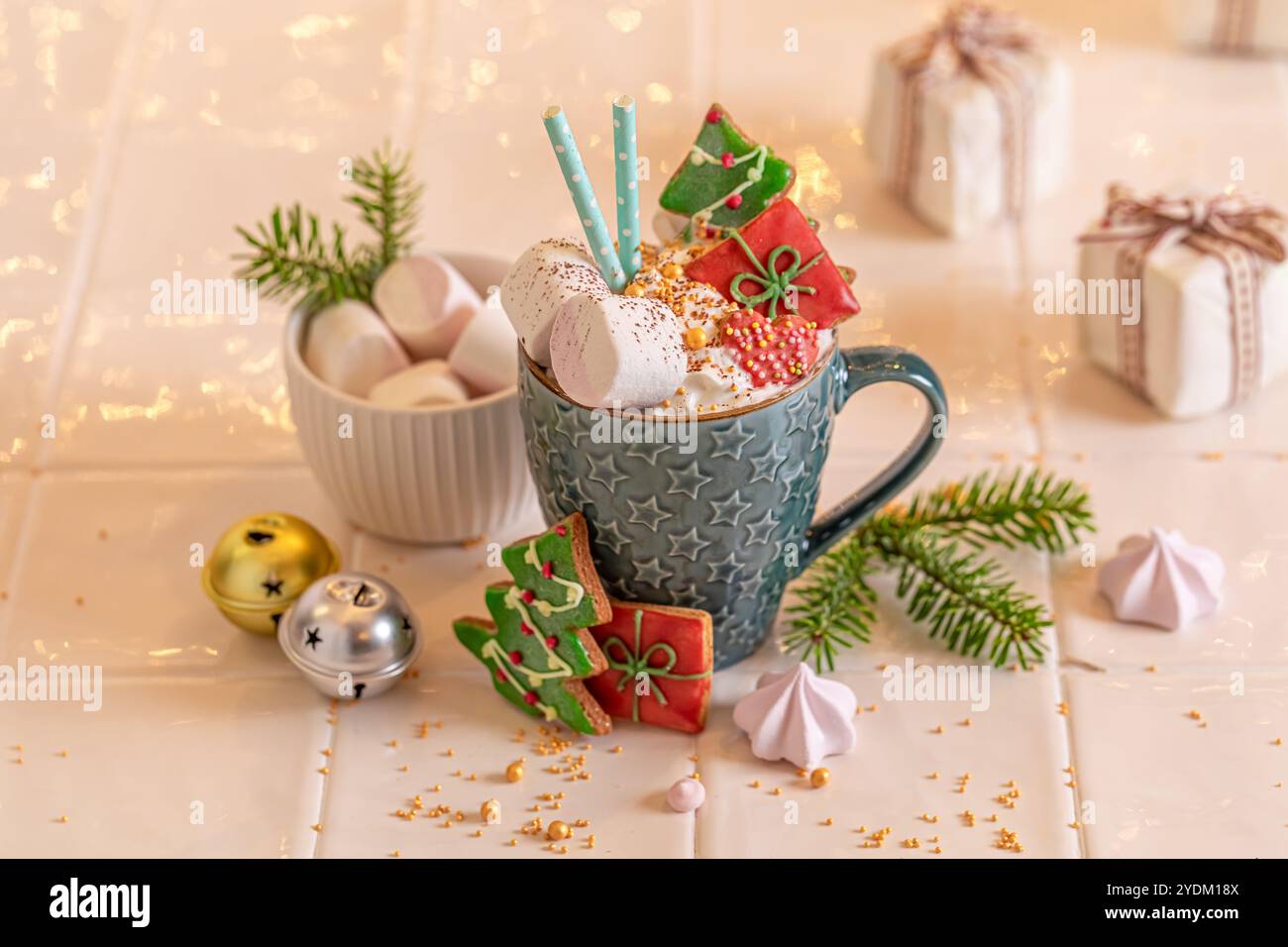 Heiß und Schokolade als Nachtisch für den Weihnachtsabend. Weihnachtskonzept. Stockfoto