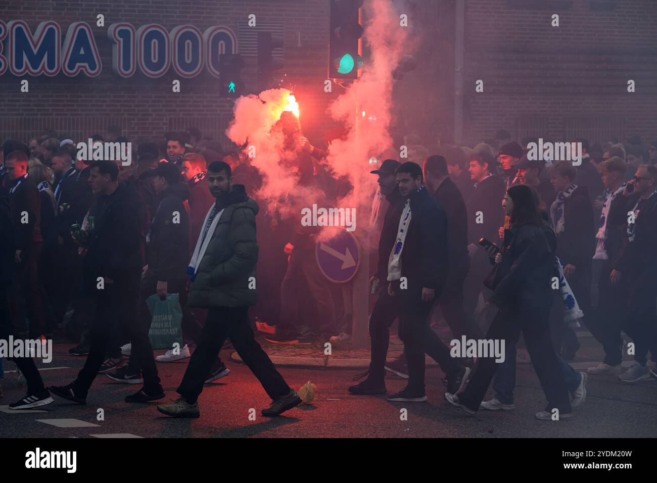 Brondby, Dänemark. 27. Oktober 2024. Bild links nach rechts, FCK Fan march. Romerlys / Roman Candles in der Superliga (dänisch): Brondby IF vs. FC Kopenhagen. BIF vs. FCK. Fußball. FC København mod Brøndby IF. Quelle: Michael Barrett Boesen/Alamy Live News Stockfoto
