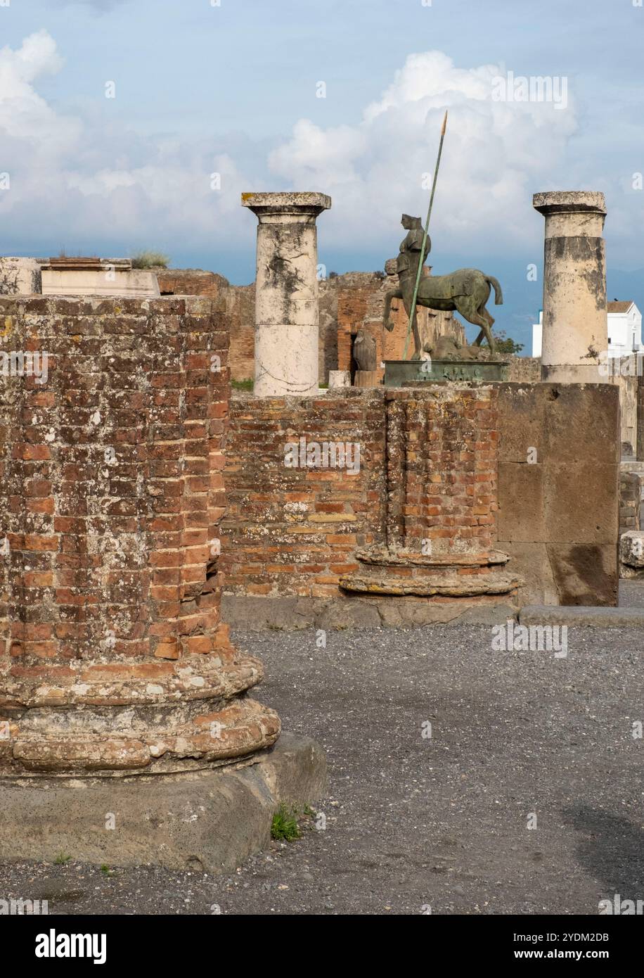 Blick von der Basilika von Pompeji von Centaur, Skulptur des polnischen Bildhauers Igor Mitoraj auf die archäologische Stätte Pompeji, Pompeji, Camapnia, Italien Stockfoto