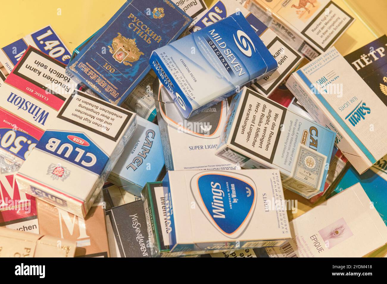 Trier Deutschland 3. Oktober 2024 Stadtmuseum Simeonstift Trier. Gelbe Halle: Wirtschaft, Tourismus und Verkehr, Religionsgemeinschaften, Sport und Kulturleben in Trier. Packungen von verschiedenen Marken von Zigaretten, einschließlich milde sieben, Club, Kamel einige mit gesundheitlichen Warnungen einige ohne. nb. Foto mit Erlaubnis des Museumspersonals nach Vorlage des Presseausweises. Stockfoto