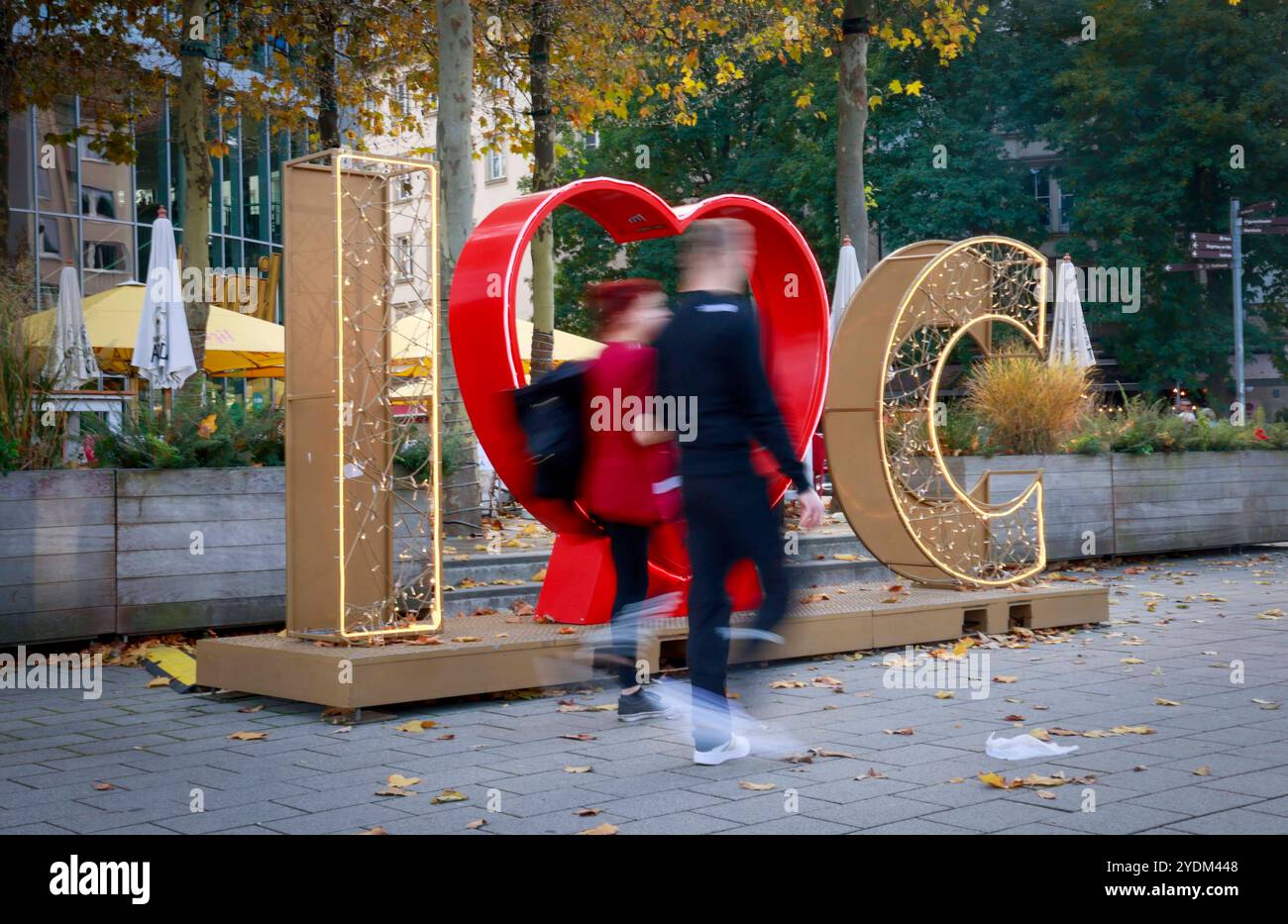 I love C -Fotopunkt in der Innenstadt von Chemnitz Foto vom 24.10.2024. Die saechsische Industriestadt Chemnitz ist im naechsten Jahr Europas Kulturhauptstadt. Der Titel wird jaehrlich von der Europaeischen Union vergeben, seit 2004 an mindestens zwei Staedte. Wie Chemnitz wird 2025 auch die italienisch-slowenische Doppelstadt Nova Gorica/Gorizia europaeische Kulturhauptstadt sein. Siehe epd-Meldung vom 25.10.2024 NUR REDAKTIONELLE VERWENDUNG *** I love C Fotopunkt in der Chemnitzer Innenstadt Foto vom 24 10 2024 die Industriestadt Chemnitz in Sachsen wird als nächstes Kulturhauptstadt Europas Stockfoto