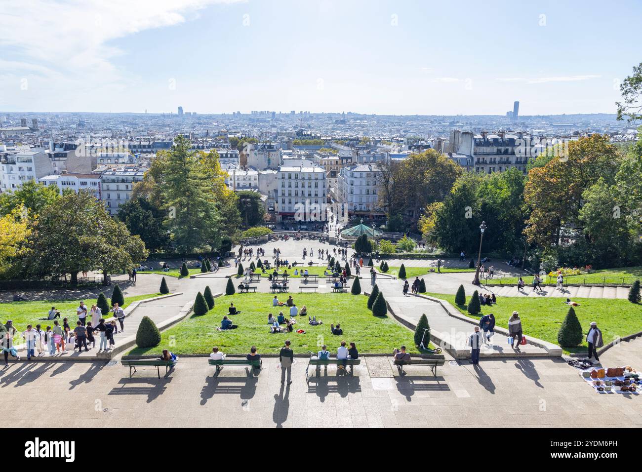 Blick auf den Montmartre-Hügel in Paris, Frankreich Stockfoto Blick auf den Montmartre-Hügel in Paris, Frankreich Stockfoto