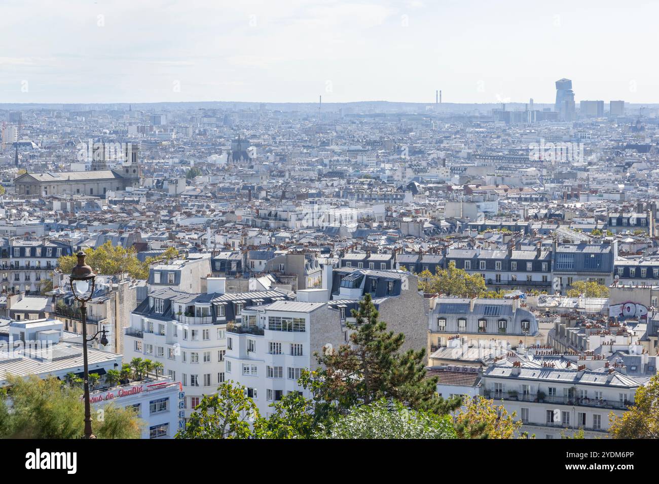 Blick auf den Montmartre-Hügel in Paris, Frankreich Stockfoto Blick auf den Montmartre-Hügel in Paris, Frankreich Stockfoto