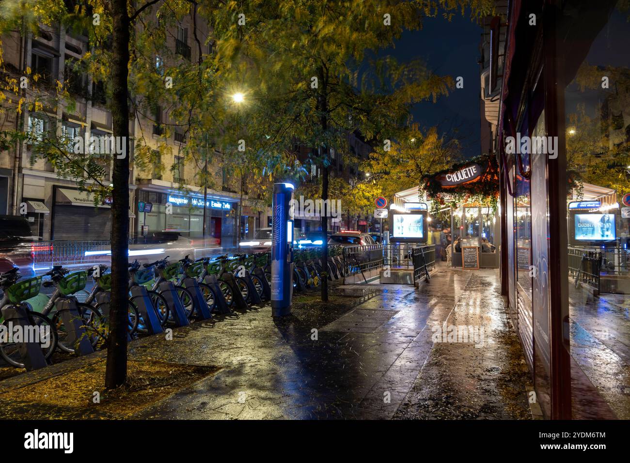 Dunkle Straße in Paris, Frankreich Stockfoto