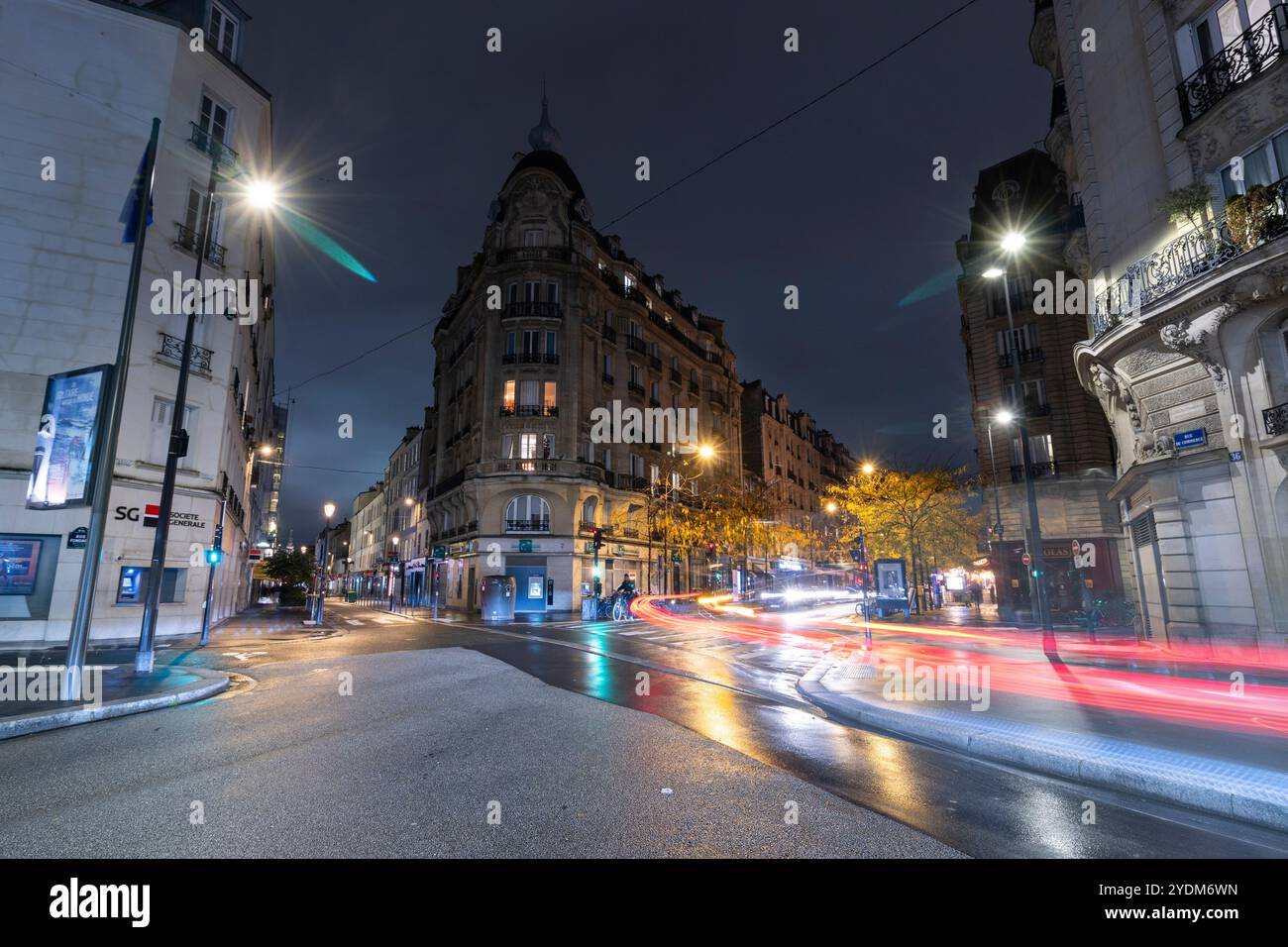 Dunkle Straße in Paris, Frankreich Stockfoto