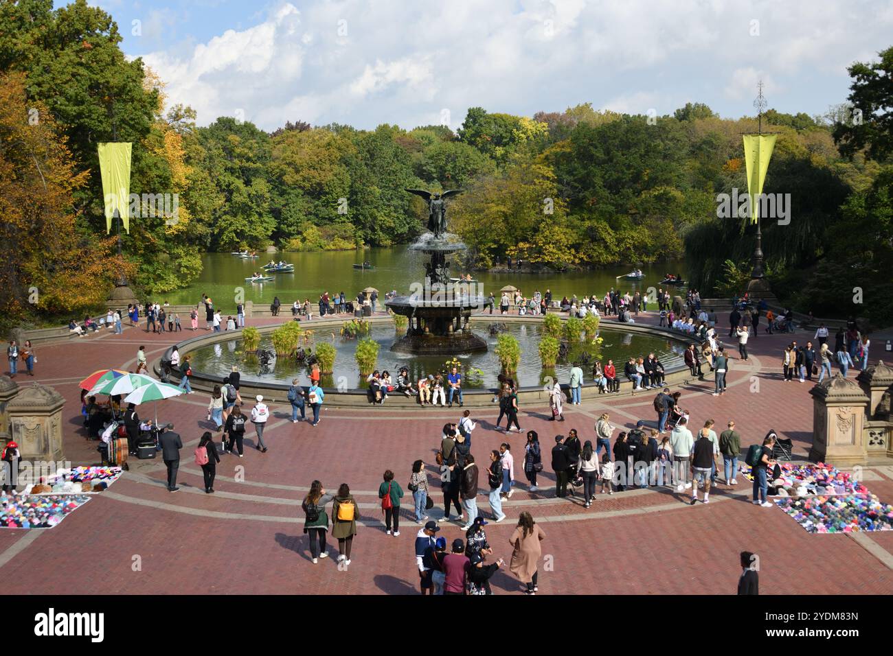 Bethesda Fountain im Central Park New York City und die Skulptur, bekannt als der Engel des Wassers an einem sonnigen Tag im Oktober 2024 Stockfoto