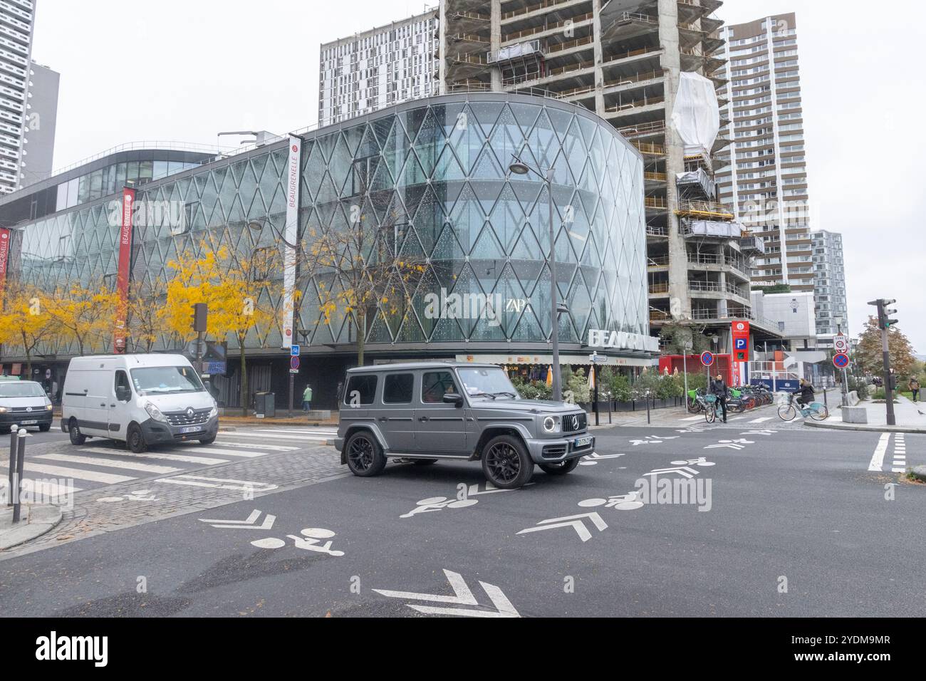 Blick auf die Straße und die Gebäude von Paris Stockfoto