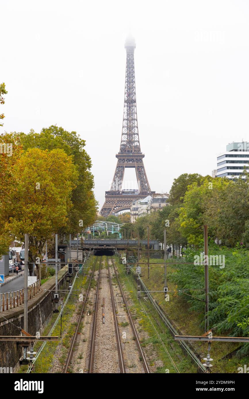 Blick auf die Straße und die Gebäude von Paris Stockfoto