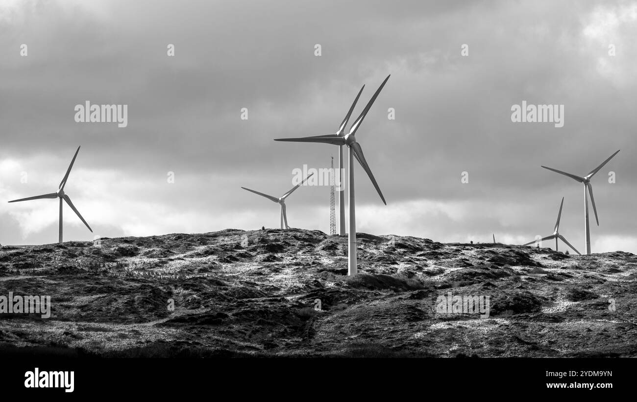 Die Windräder sind eine sichtbare Erinnerung an unsere Verantwortung für den Umweltschutz. Stockfoto