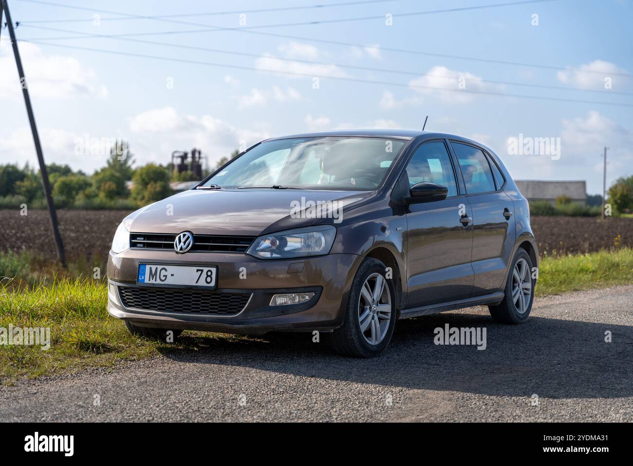 Dunalka, Lettland - 08.31.2024: Brauner Volkswagen Polo Mk5 Stockfoto